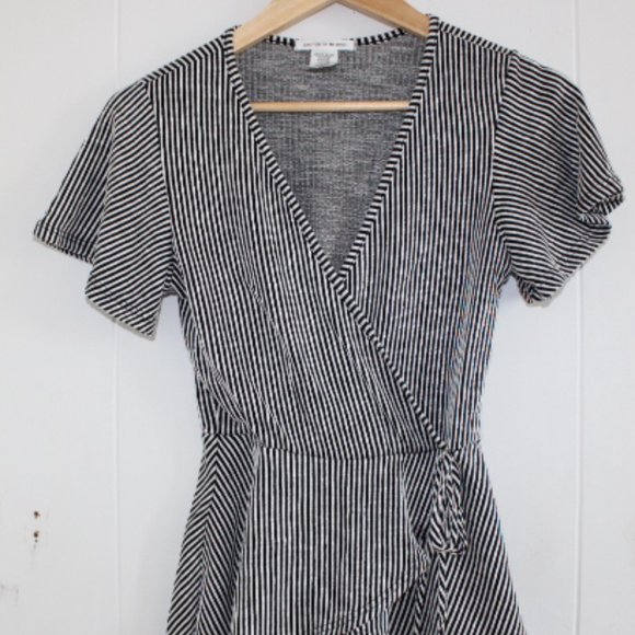 NWOT Black and White stripe short sleev wrap top - Picture 2 of 11